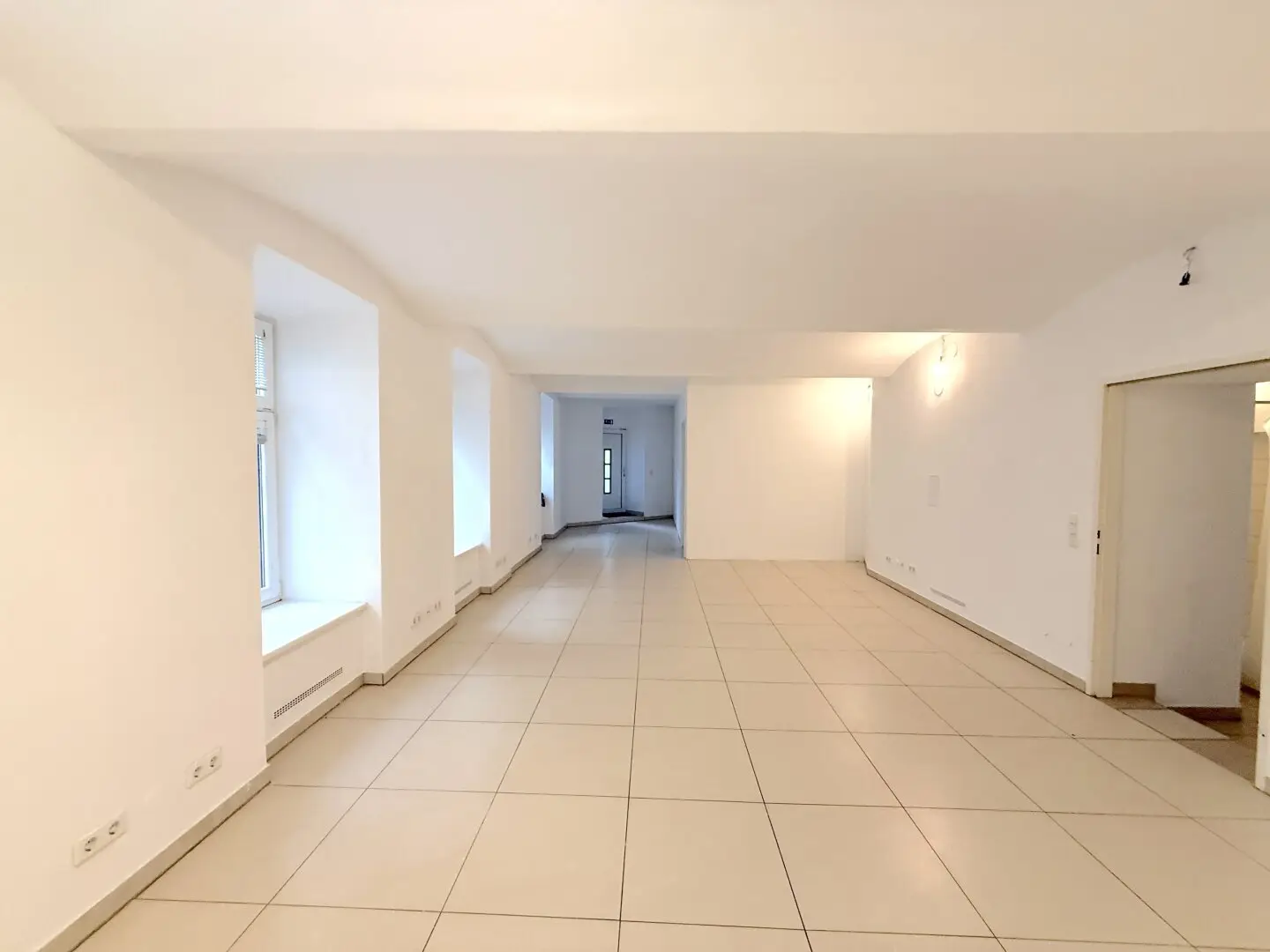Ground-floor office with street-side access for rent