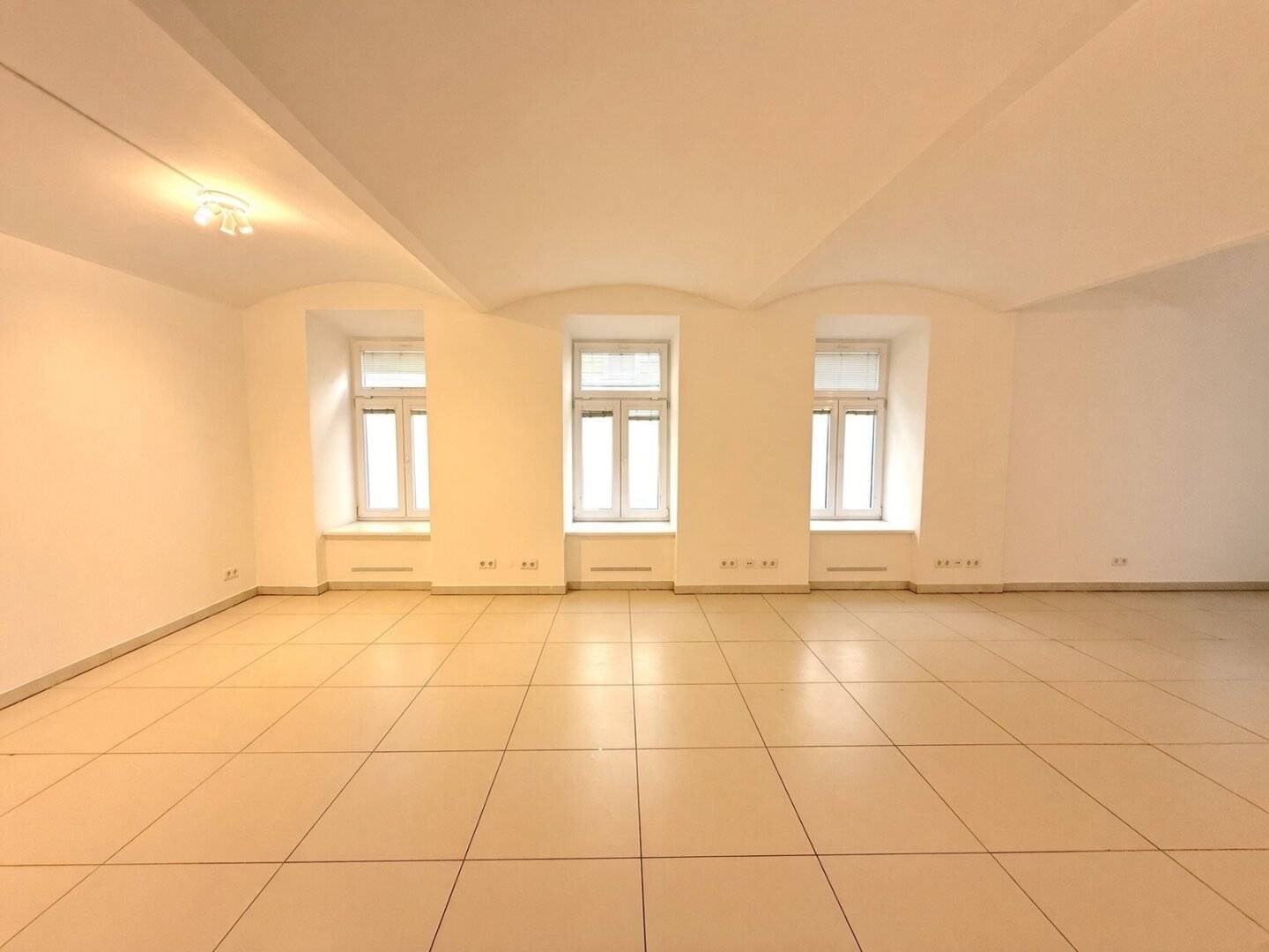 Ebenerdiges Büro mit straßenseitigem Zugang zu vermieten