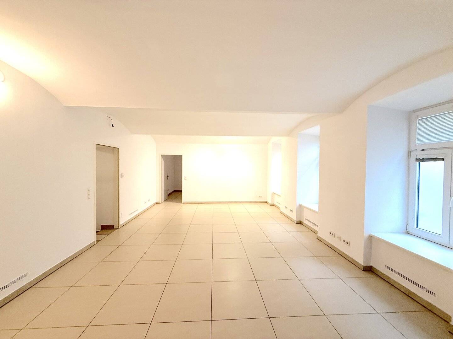 Ebenerdiges Büro mit straßenseitigem Zugang zu vermieten