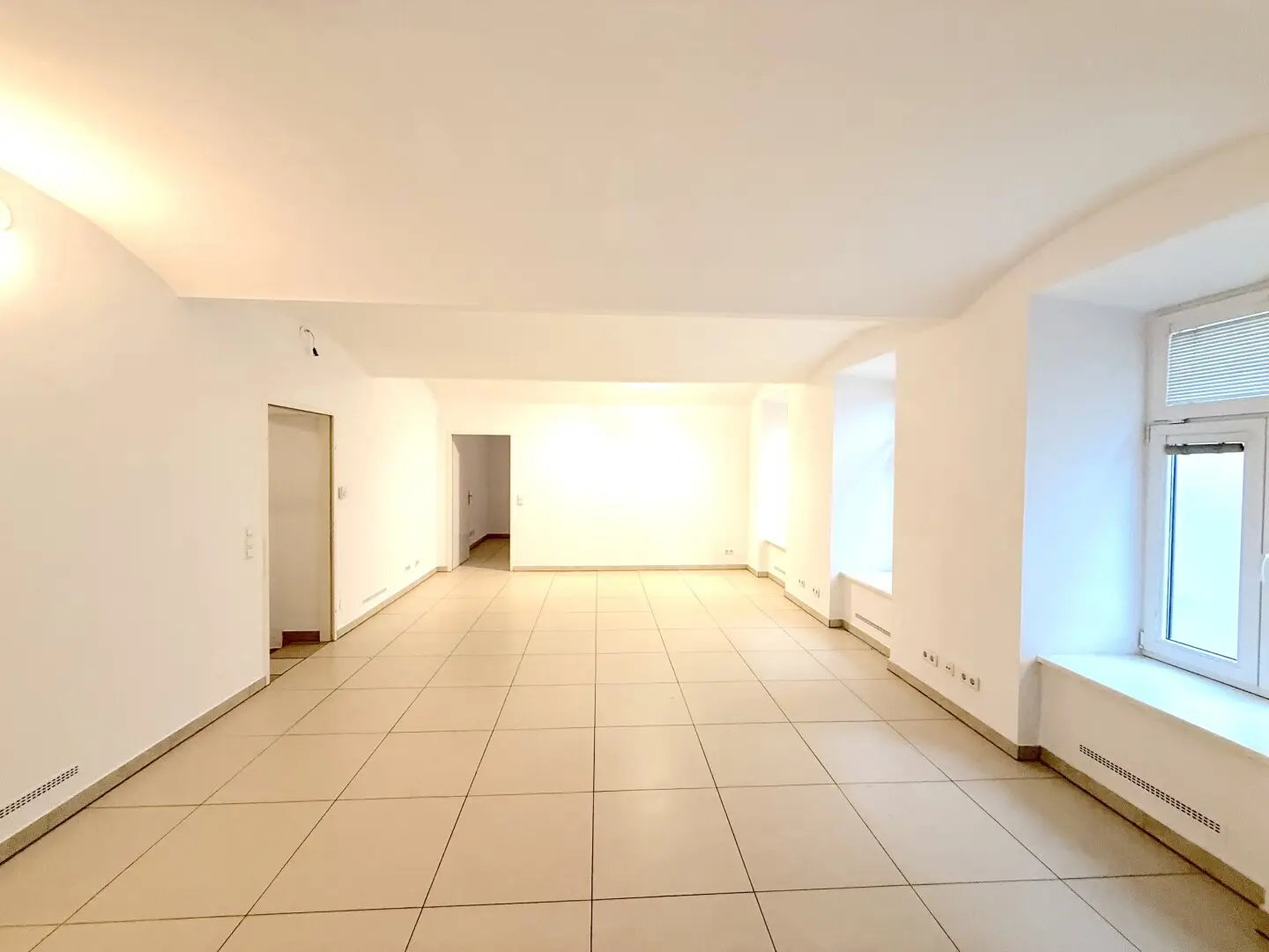 Ground-floor office with street-side access for rent