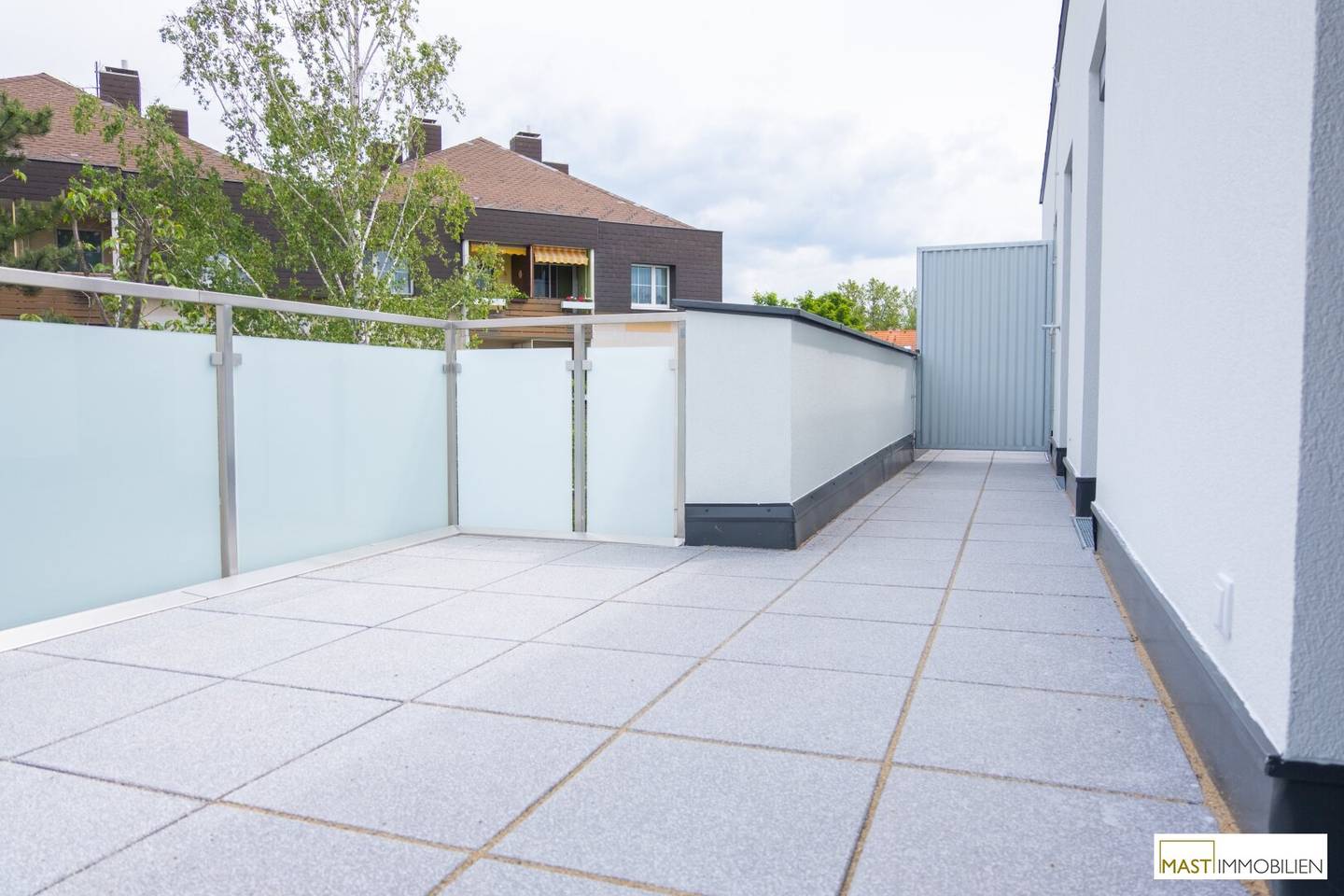 Top-floor in absolute quiet location - 2-room apartment including EWE fitted kitchen