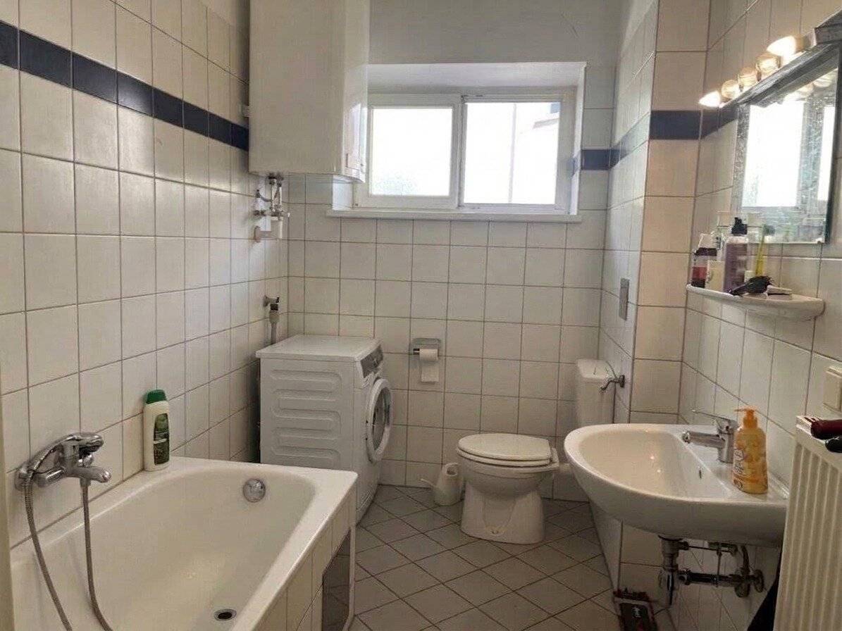 Großes Badezimmer mit Fenster