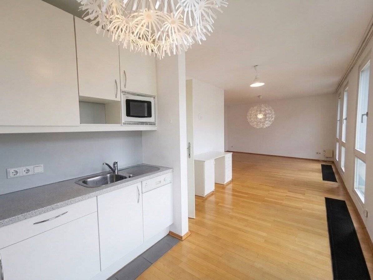Single-Wohnung mit Schlafnische und Gemeinschaftsdachterrasse direkt beim Karlsplatz!