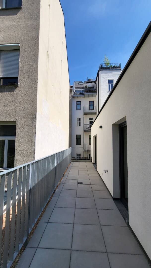 Smarte 2-Zimmer-Wohnung mit Hofterrasse: Hochwertige Ausstattung + Ausgezeichnetes Raumkonzept