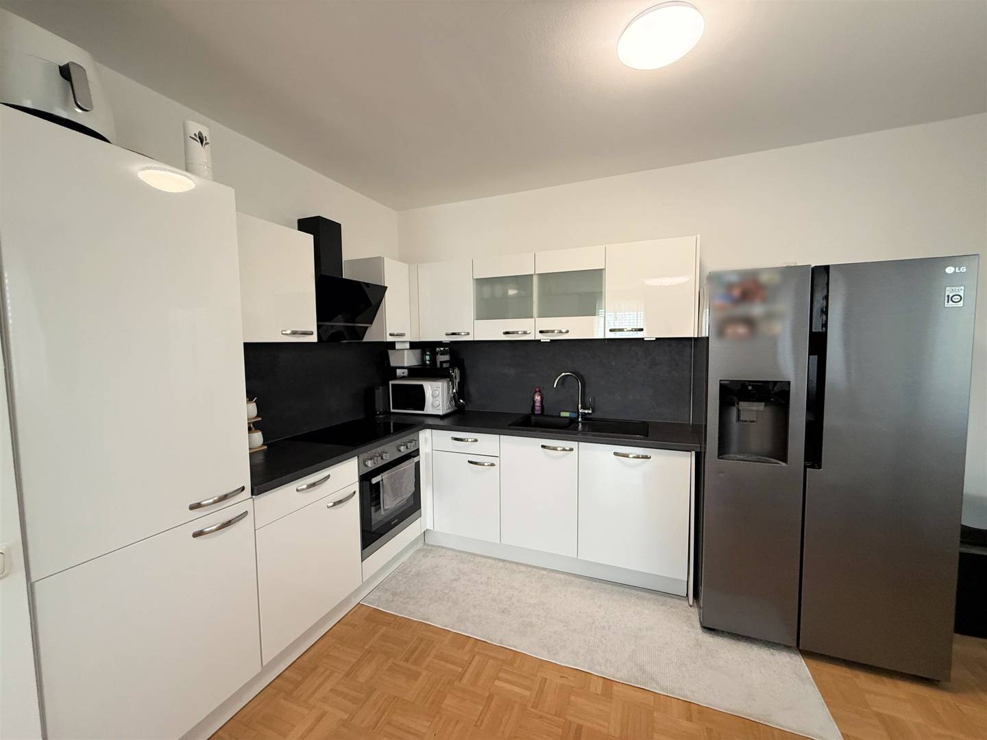 Well maintained apartment with modern kitchen and bright rooms