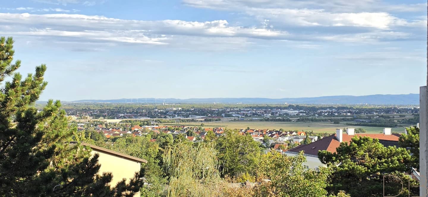 THIS VIEW! Modern living above the roofs of Bad Vöslau