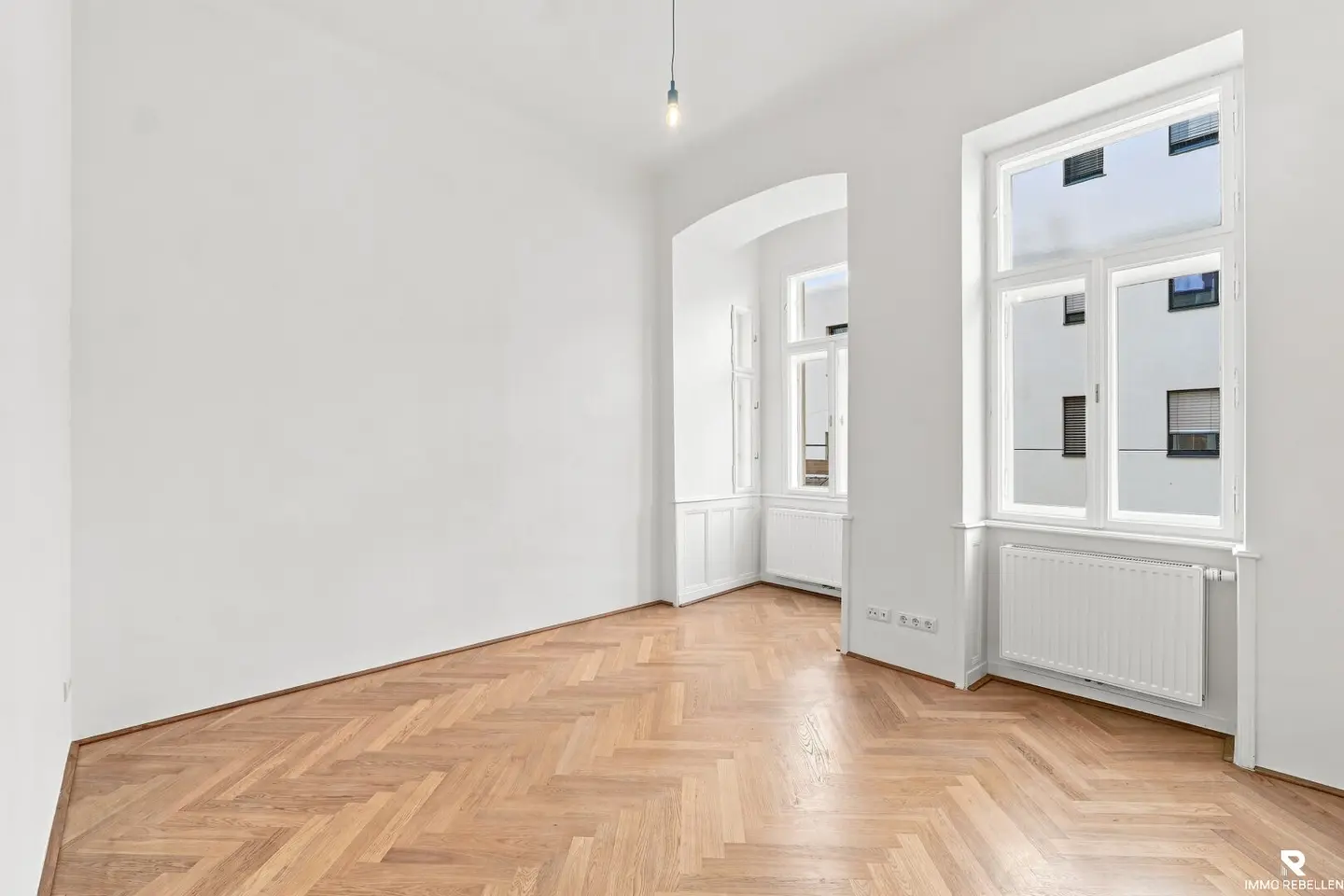 Timelessly beautiful in the 9th District – high-quality renovated Viennese period building