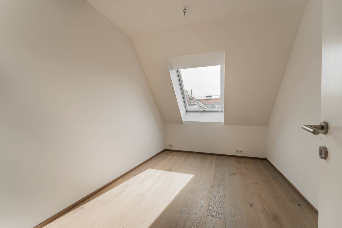Bright maisonette apartment with two balconies