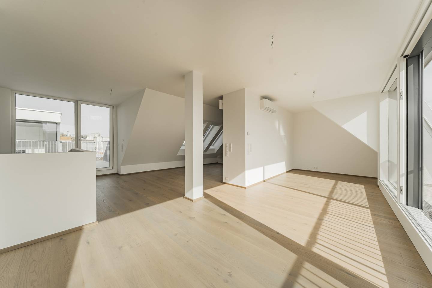 Bright maisonette apartment with two balconies