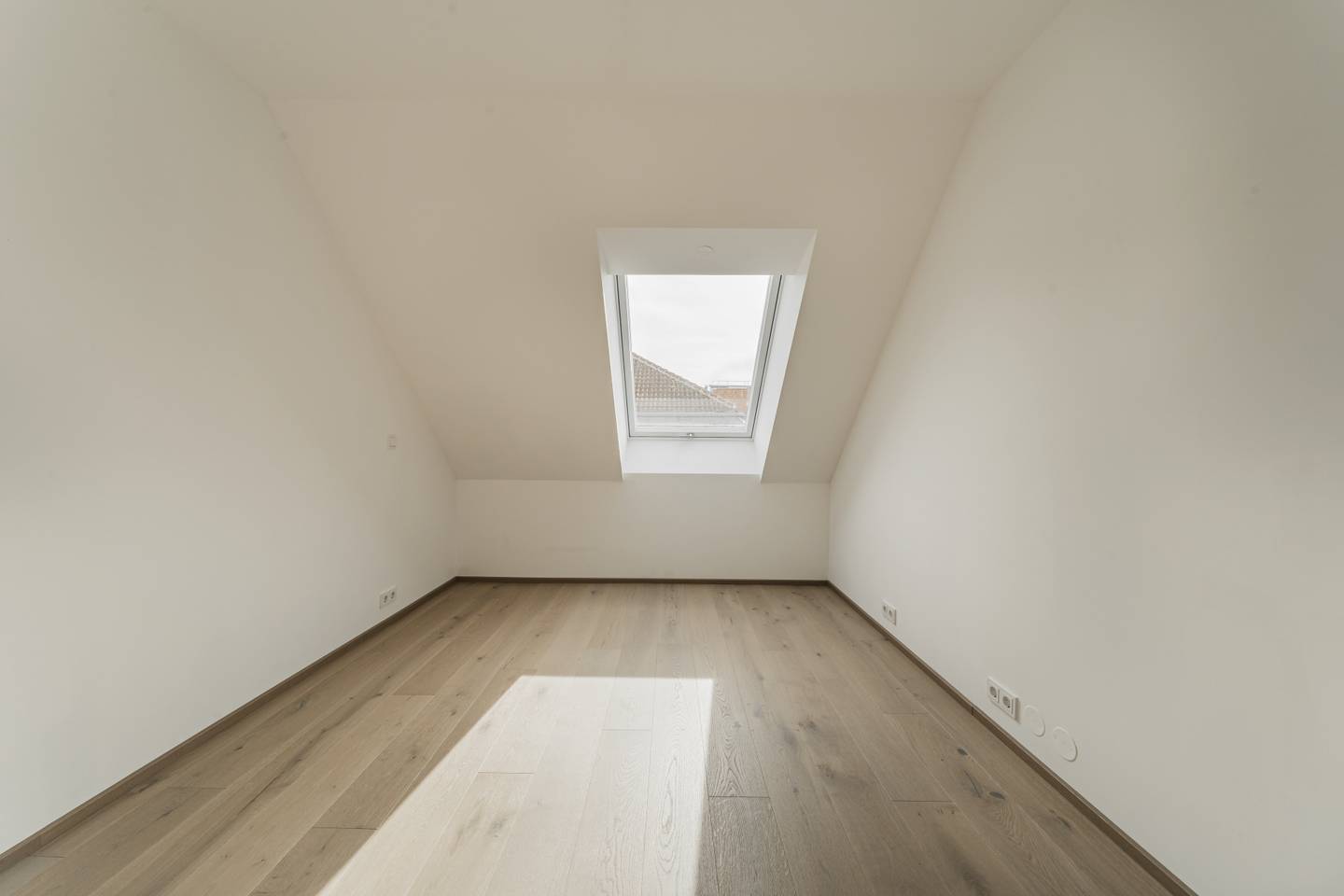 Bright maisonette apartment with two balconies