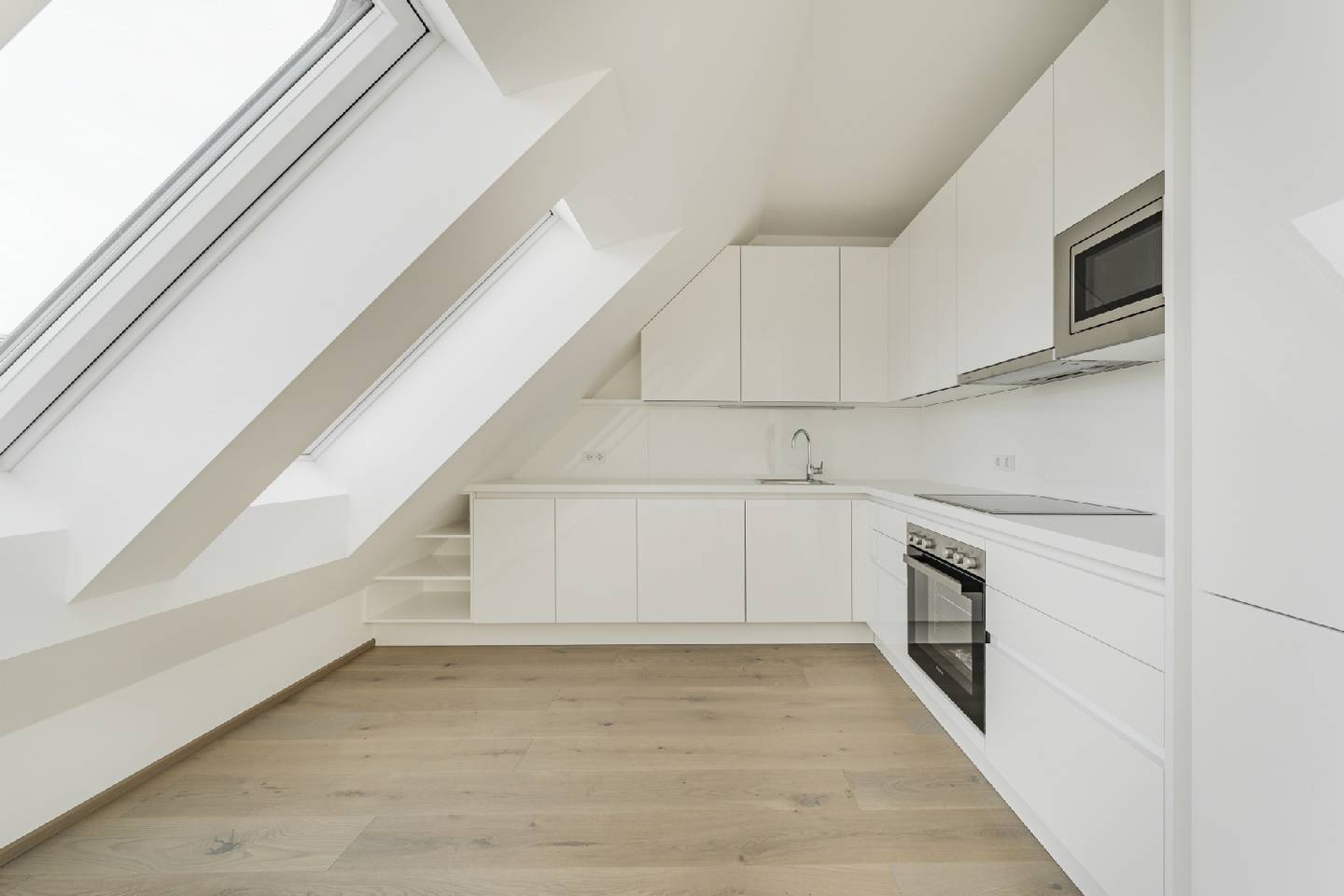 Bright maisonette apartment with two balconies
