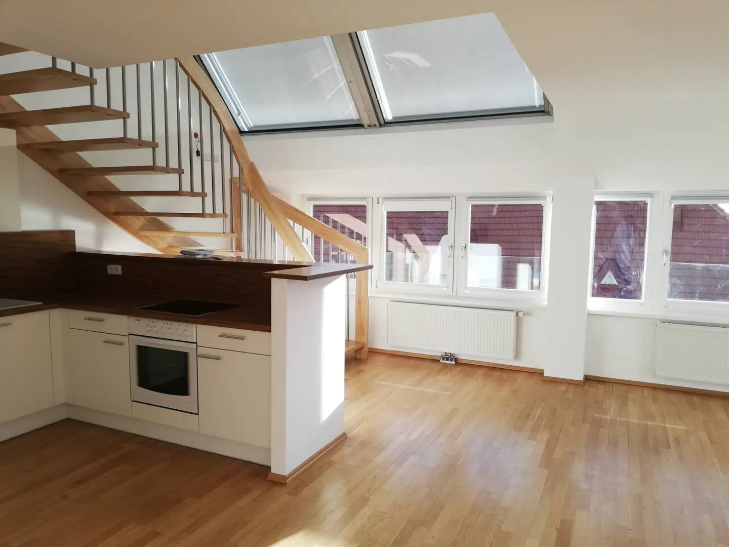 Sanierte Dachgeschosswohnung mit zwei Terrassen und Aufzug