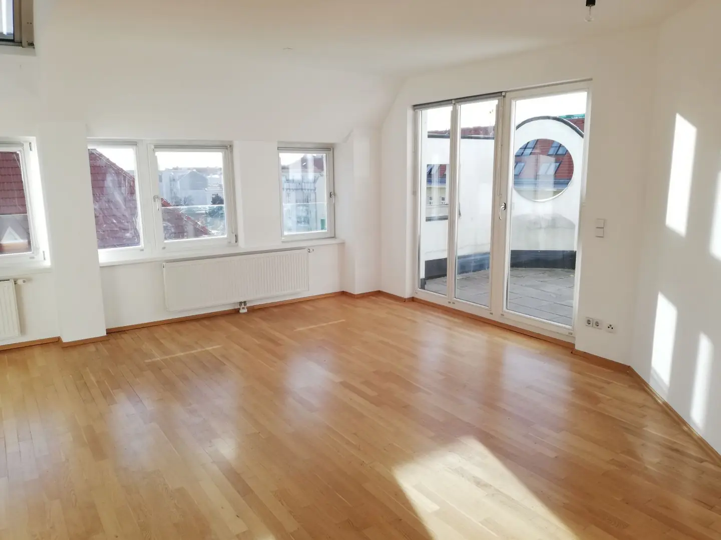 Sanierte Dachgeschosswohnung mit zwei Terrassen und Aufzug