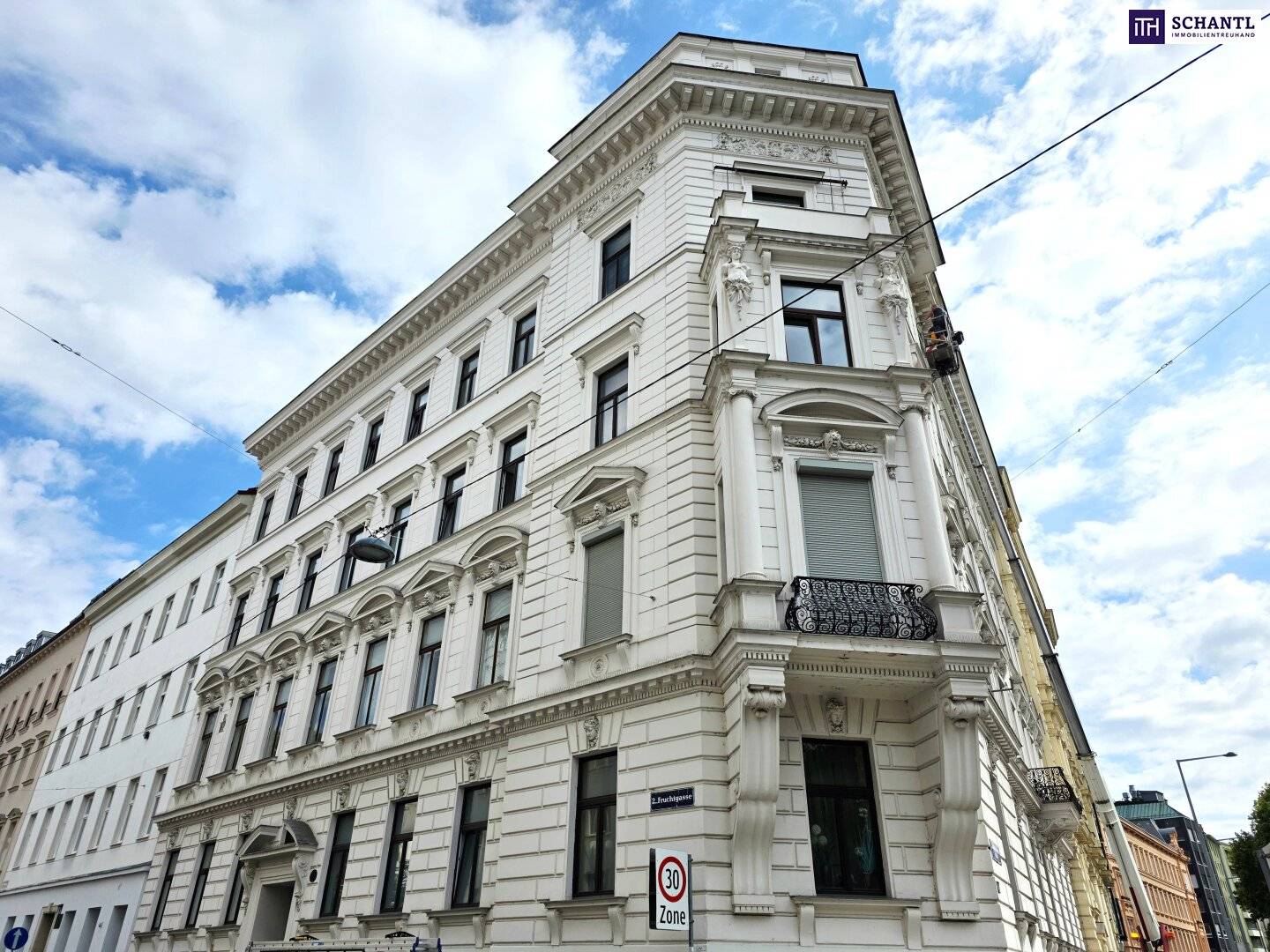 A period building to fall in love with! Donaukanal around the corner + Great view + Perfect infrastructure + 4 rooms plus separate kitchen + Small balcony