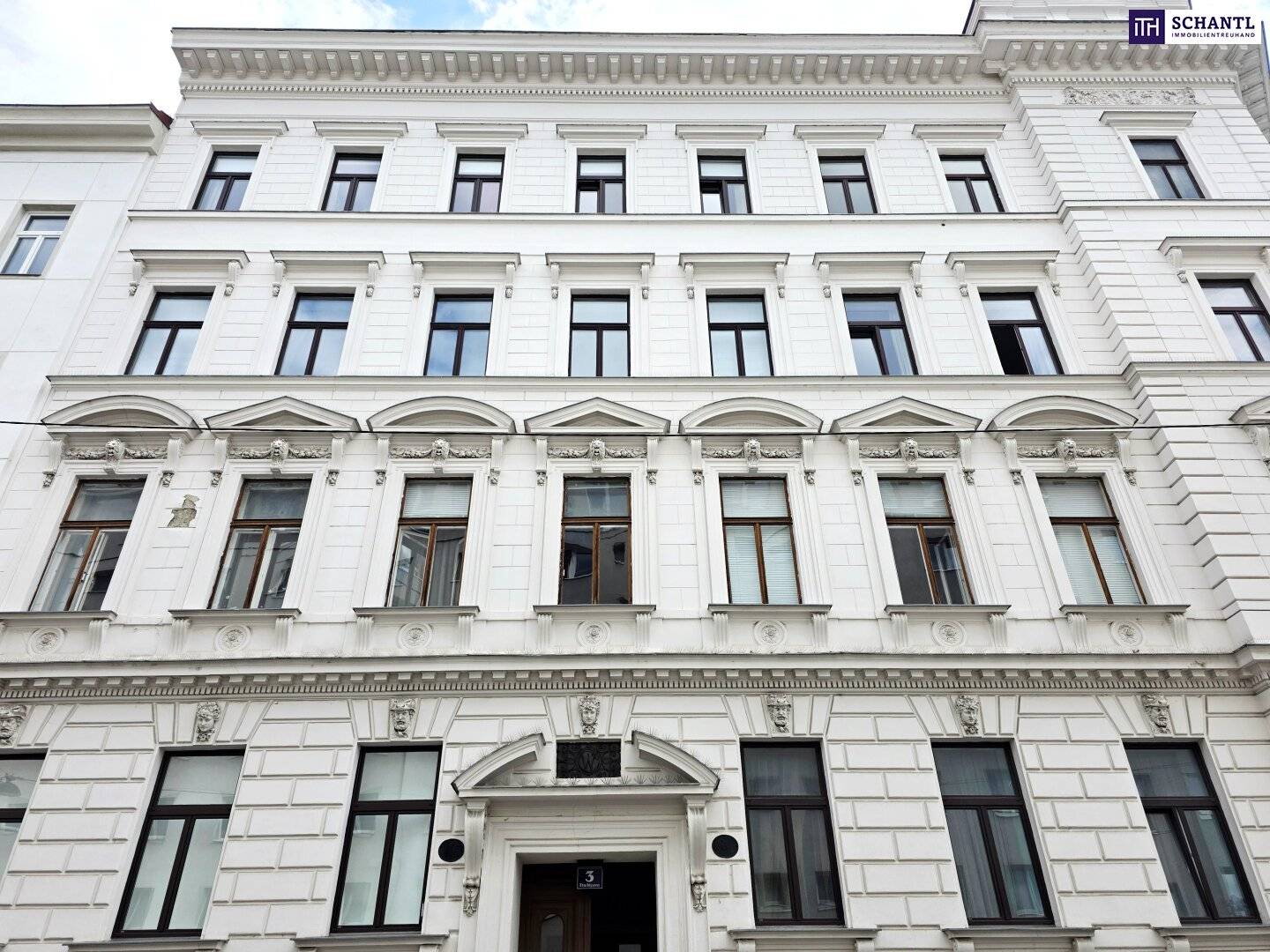 A period building to fall in love with! Donaukanal around the corner + Great view + Perfect infrastructure + 4 rooms plus separate kitchen + Small balcony