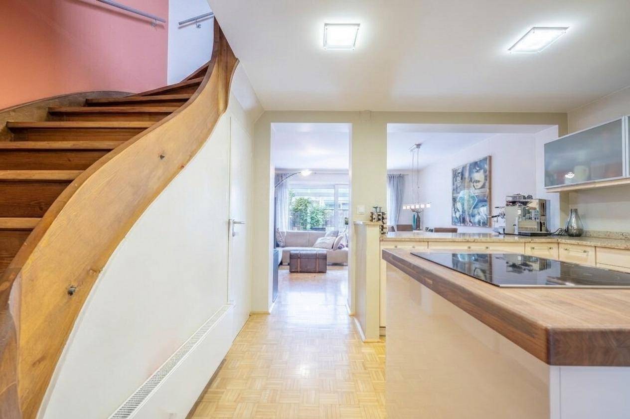 Spacious family apartment with garden and flexible attic level