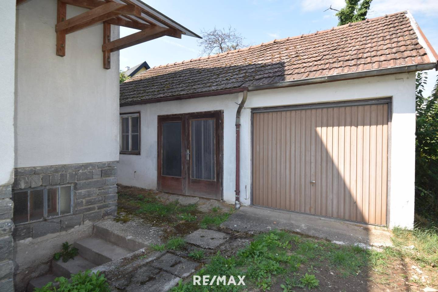 Wohnung auf großem Grundstück mit Garage