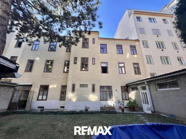 Apartment package - 21 rooms, tenement house with potential for adding floors