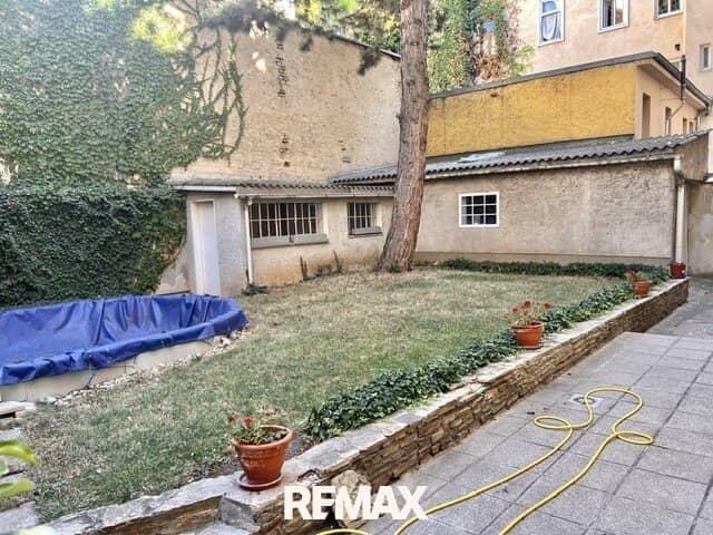 Apartment package - 21 rooms, tenement house with potential for adding floors