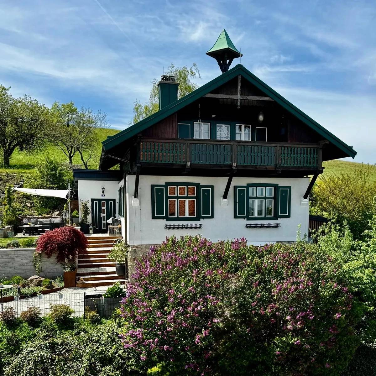 Stilvoll sanierte Familienwohnung mit Garten und Sauna
