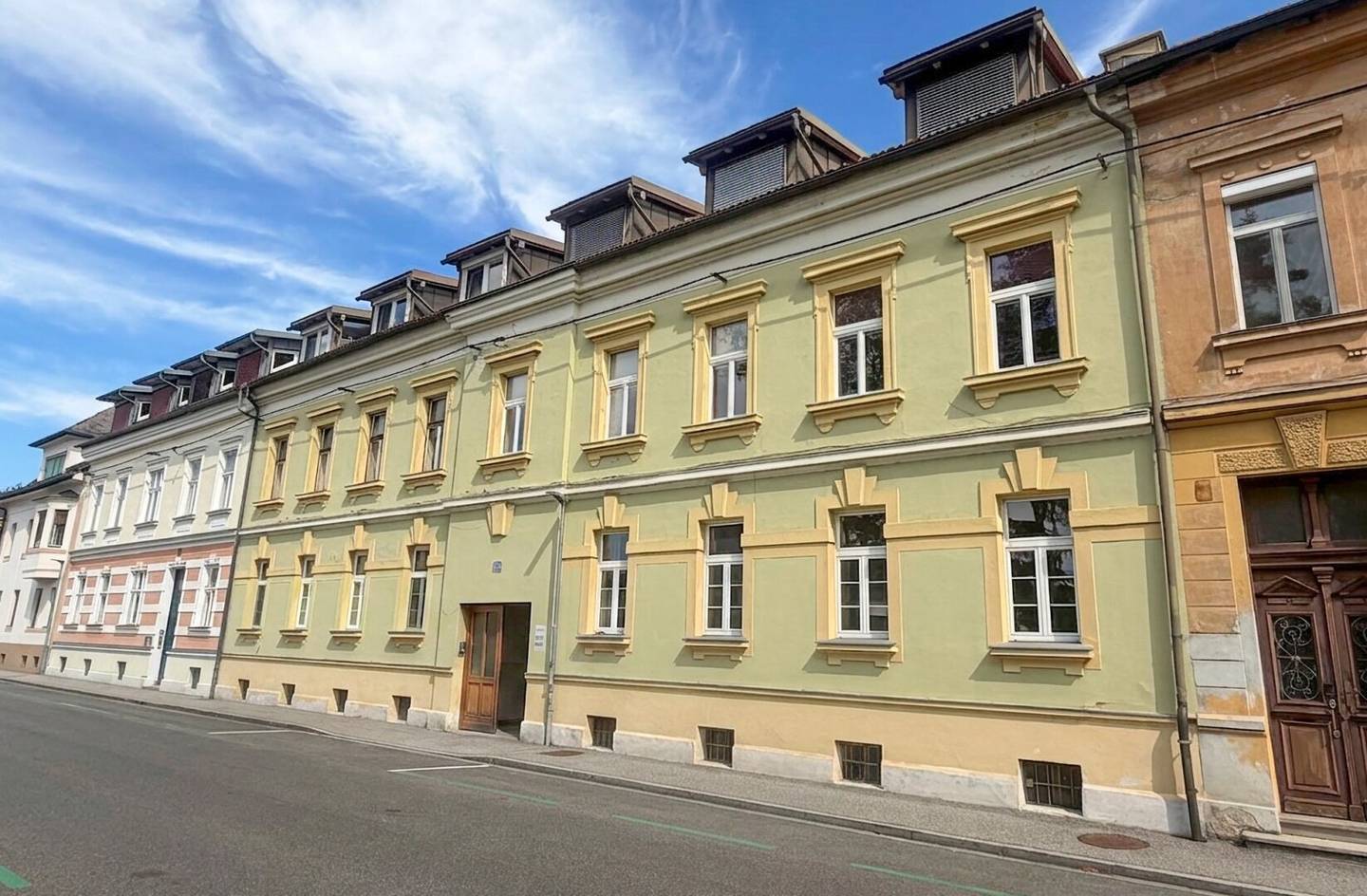 Old building charm with park view at the foot of the Kreuzbergl