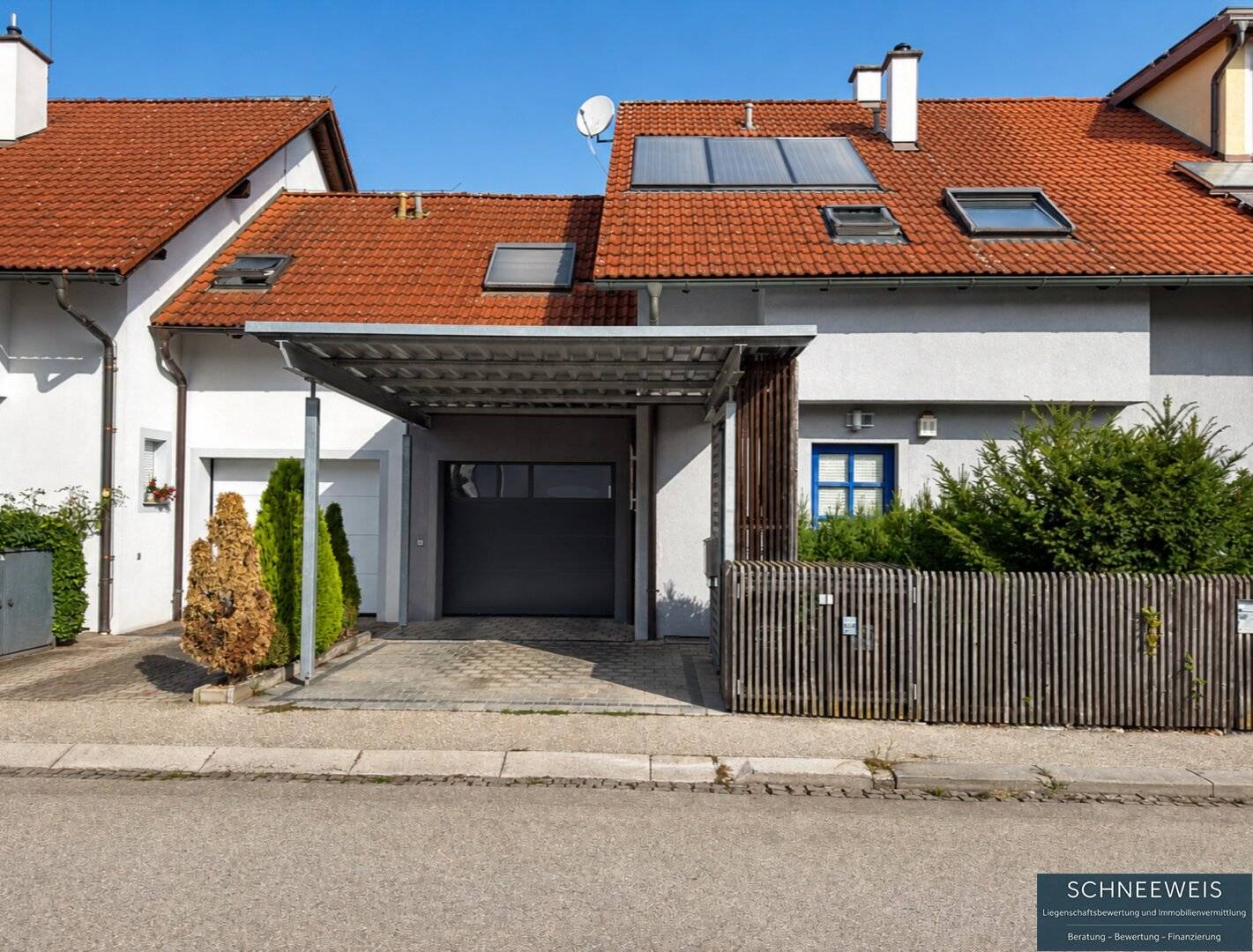 WELS | LAAHEN: Exklusives Reihenhaus mit außergewöhnlichem Wohnkomfort, Swimmingpool, Biotop, Wellnessbereich und Garage