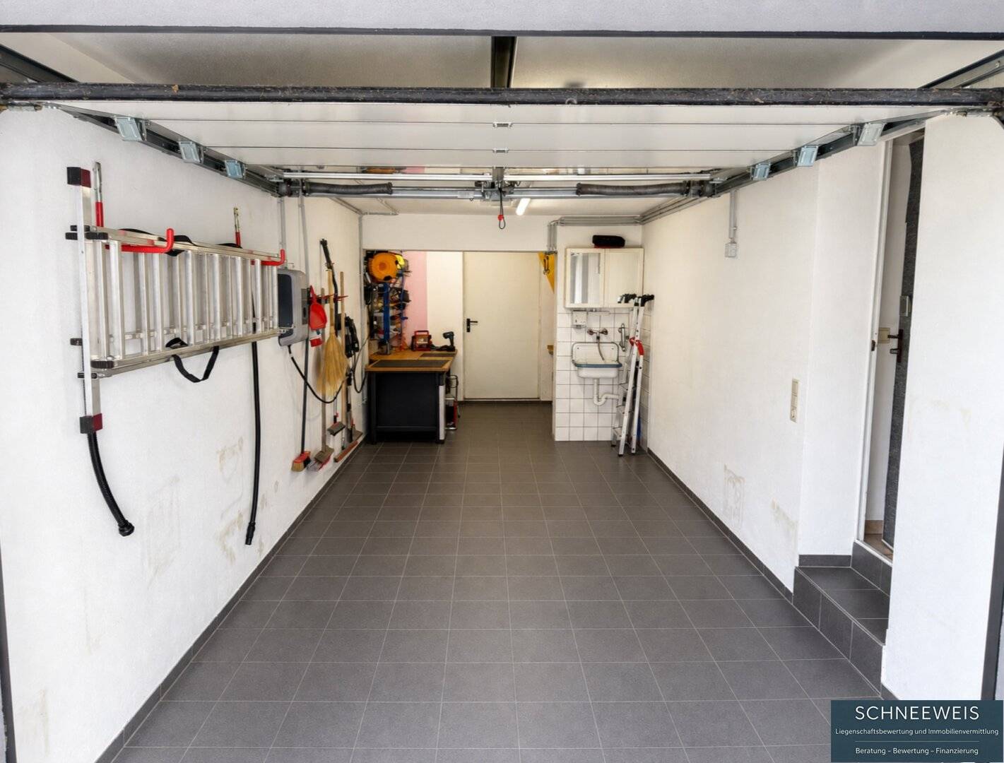 WELS | LAAHEN: Exklusives Reihenhaus mit außergewöhnlichem Wohnkomfort, Swimmingpool, Biotop, Wellnessbereich und Garage