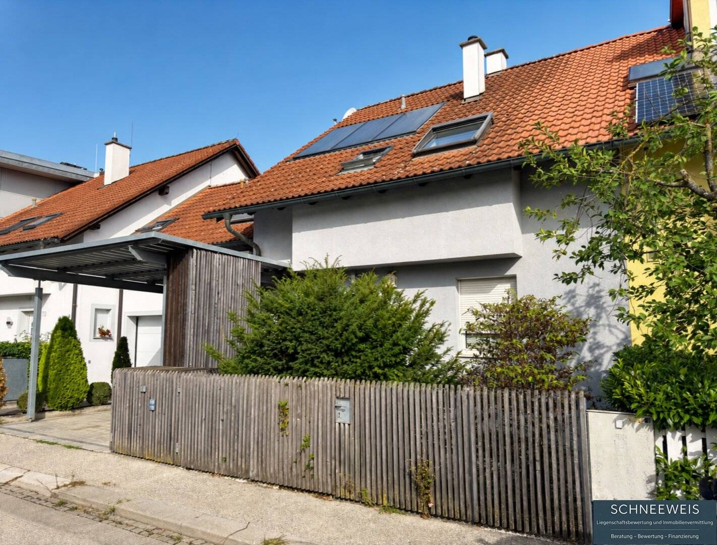 WELS | LAAHEN: Exklusives Reihenhaus mit außergewöhnlichem Wohnkomfort, Swimmingpool, Biotop, Wellnessbereich und Garage