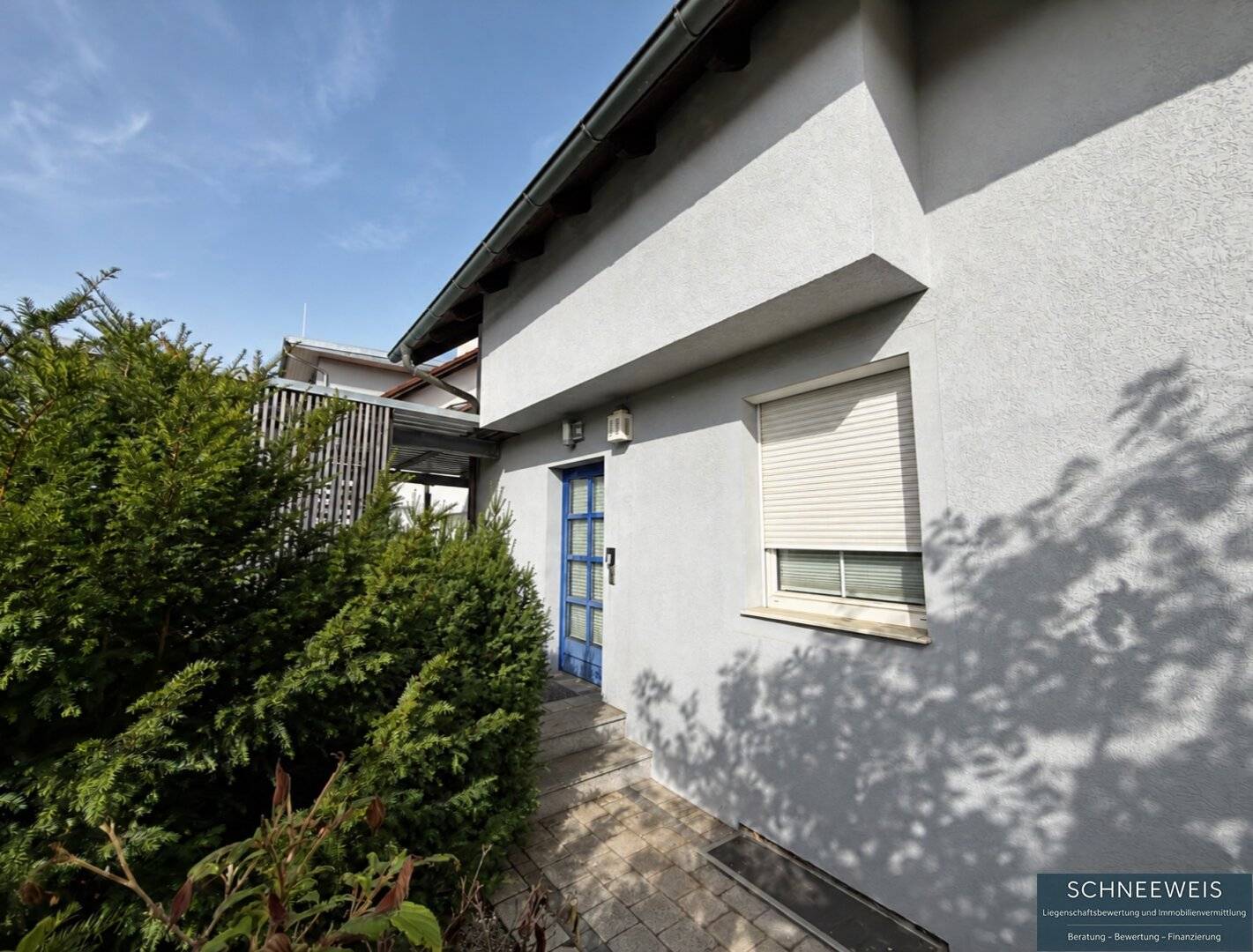 WELS | LAAHEN: Exklusives Reihenhaus mit außergewöhnlichem Wohnkomfort, Swimmingpool, Biotop, Wellnessbereich und Garage