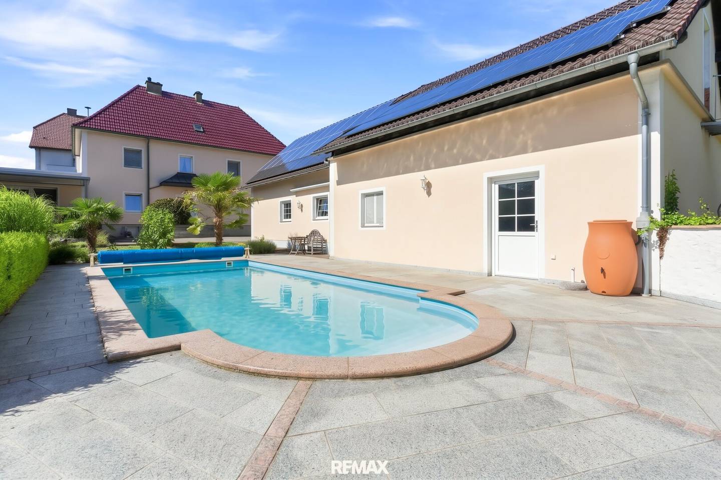 Familienhaus mit Pool, 4 Garagen und Nebenflächen