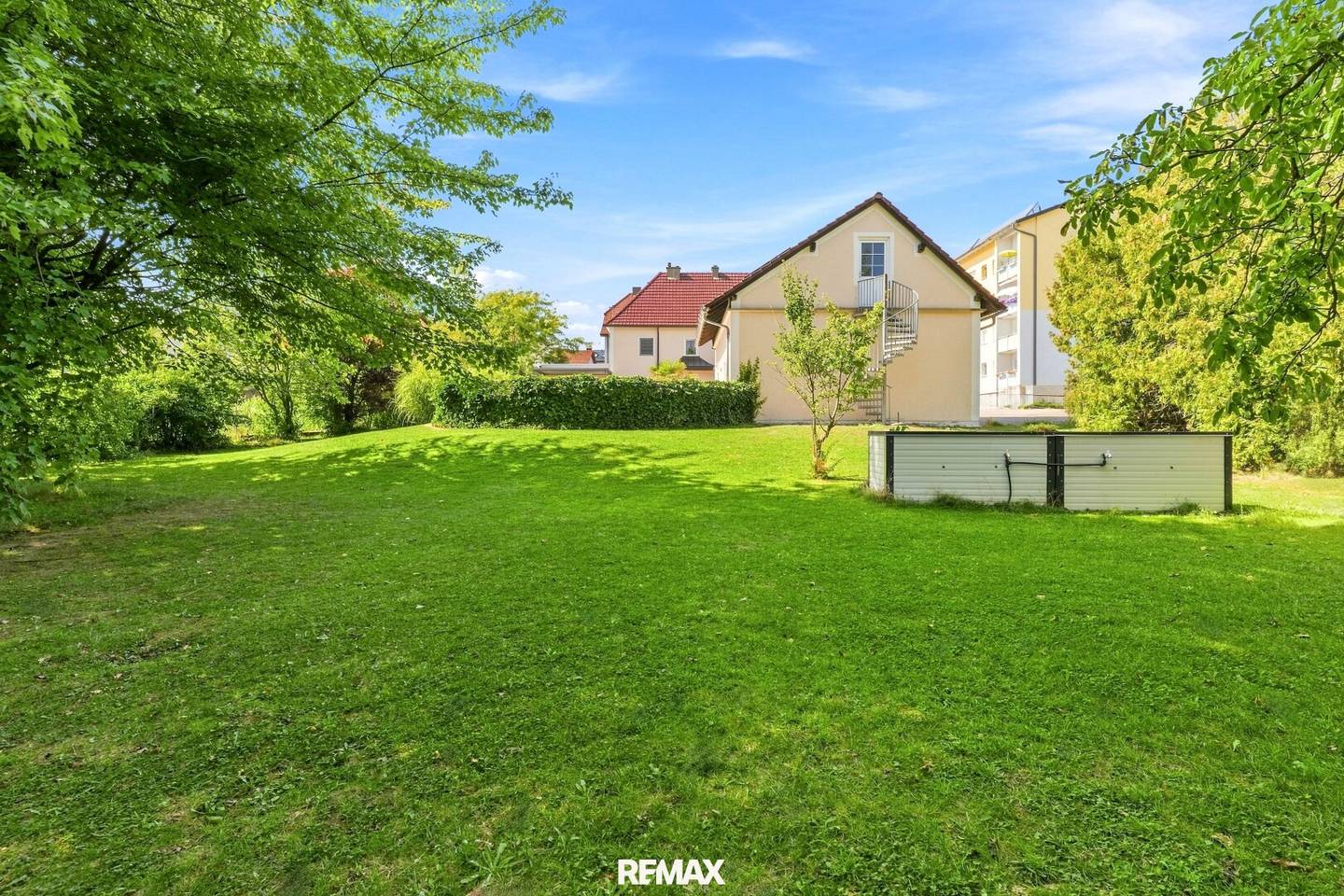 Familienhaus mit Pool, 4 Garagen und Nebenflächen