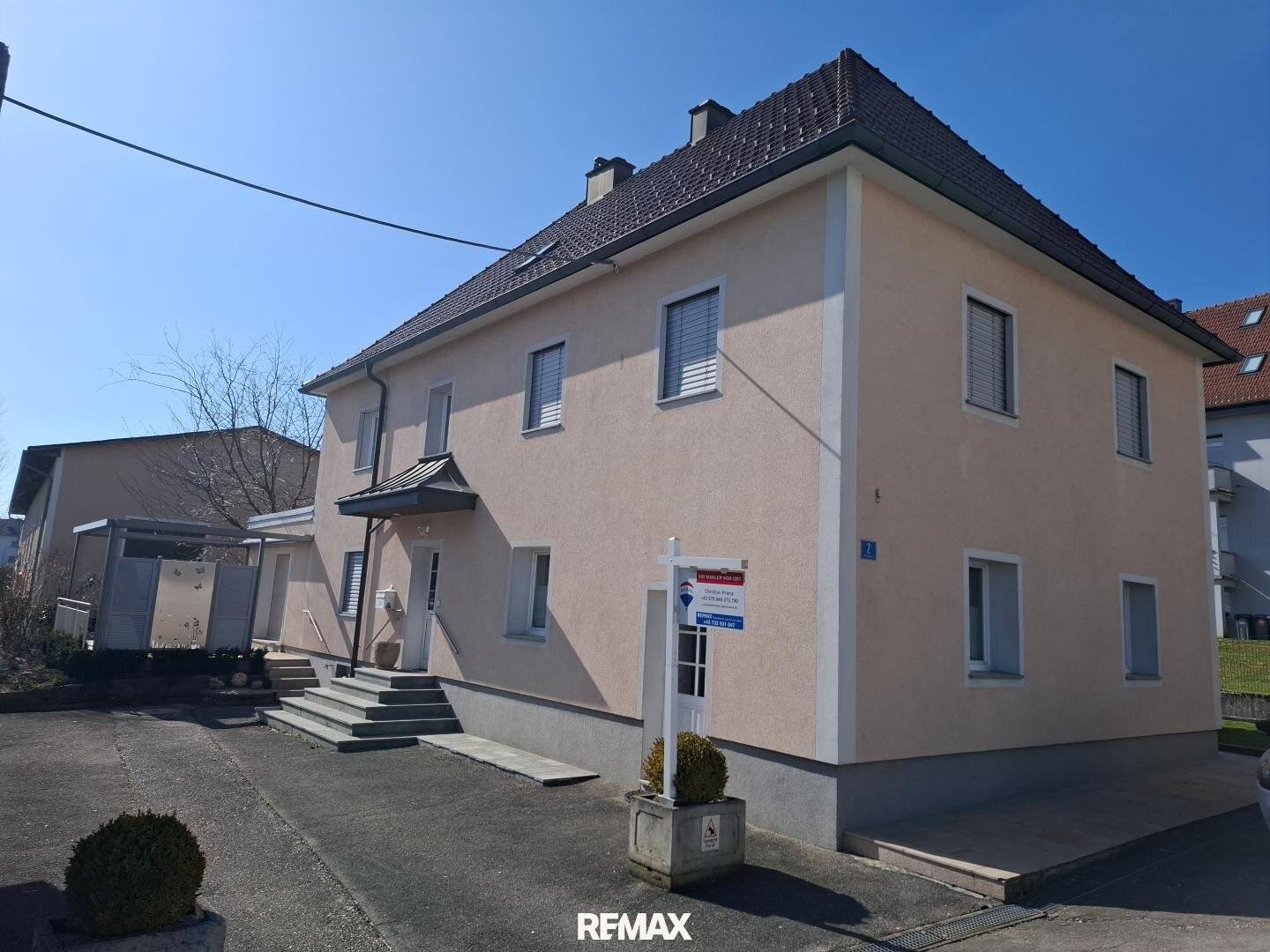 Familienhaus mit Pool, 4 Garagen und Nebenflächen