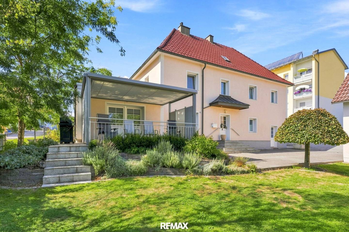 Familienhaus mit Pool, 4 Garagen und Nebenflächen