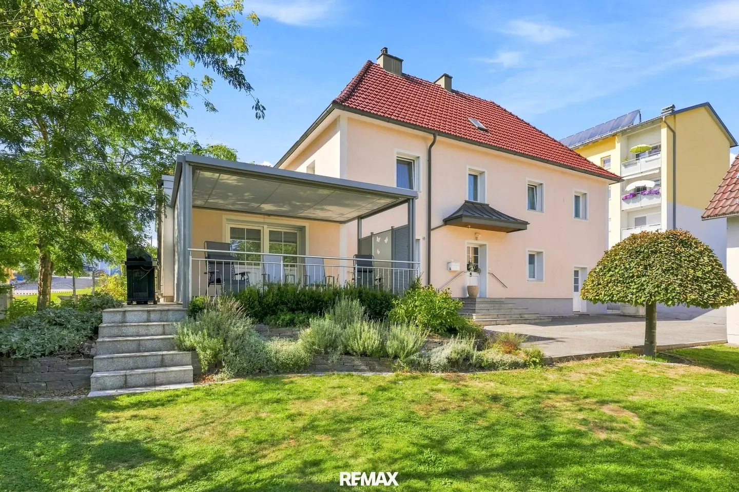 Familienhaus mit Pool, 4 Garagen und Nebenflächen