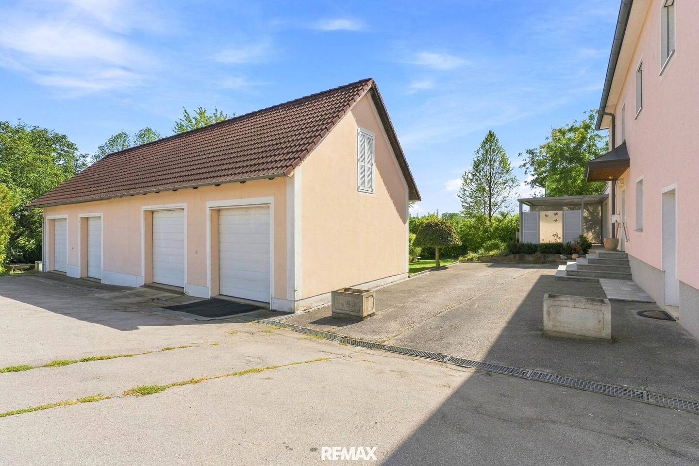 Familienhaus mit Pool, 4 Garagen und Nebenflächen