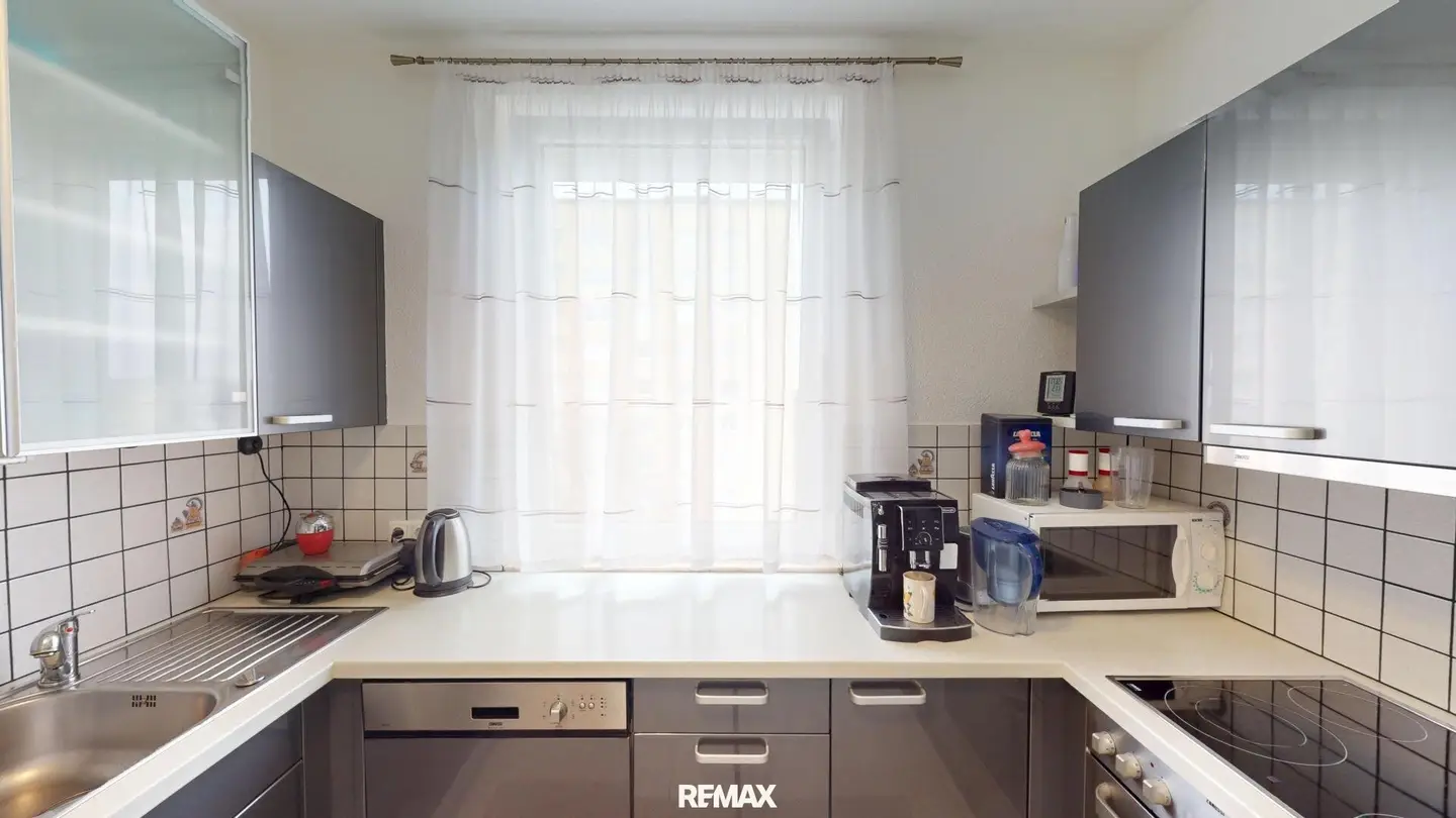 Attractive 4-room apartment with balcony and lots of light!