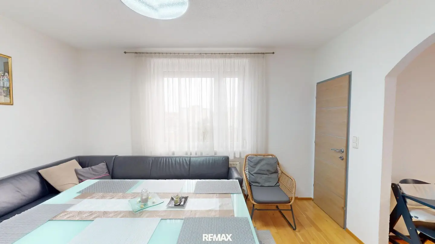 Attractive 4-room apartment with balcony and lots of light!