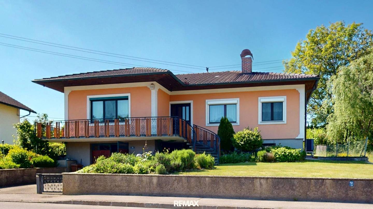 Well maintained bungalow with winter garden