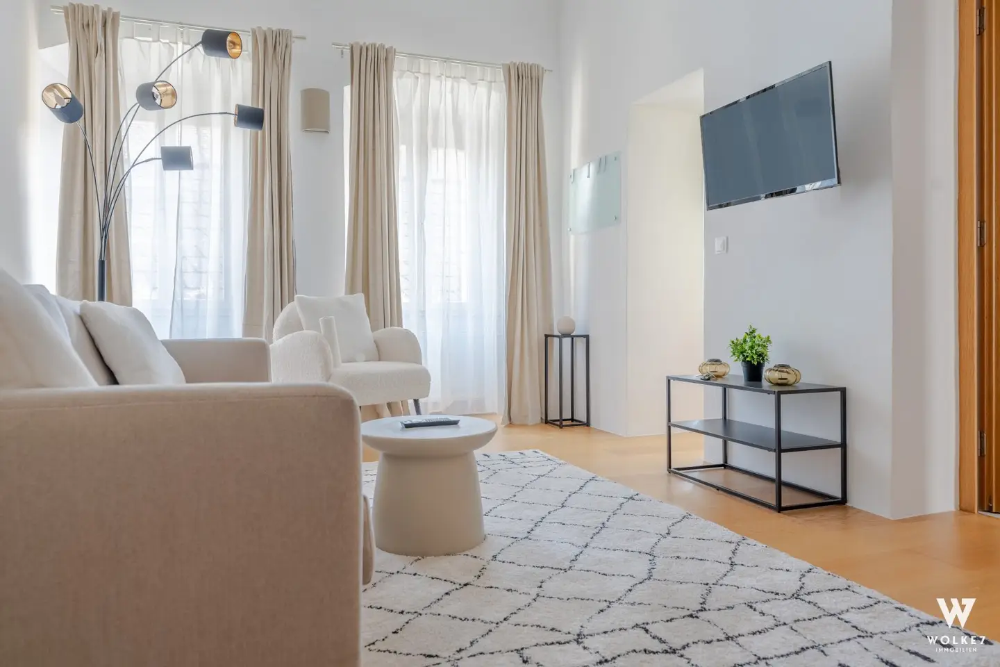 Prime location in the city centre: rented, furnished 2-room apartment in the old town