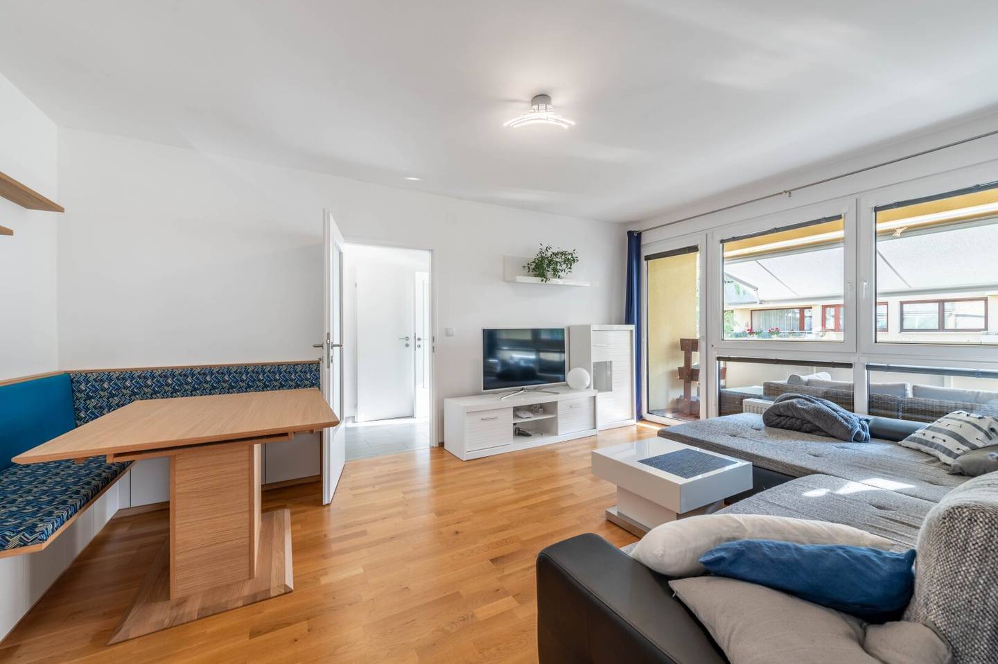 Modernized 2-room apartment with west-facing loggia in Rodaun