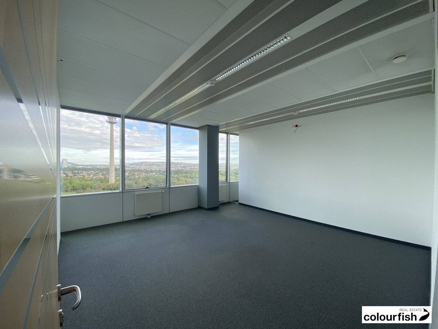 Modern office space in Saturn Tower
