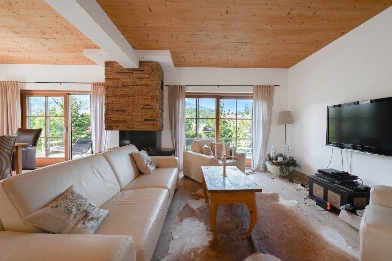 Exclusive family idyll in dream location: Spacious living with wellness oasis and distant view