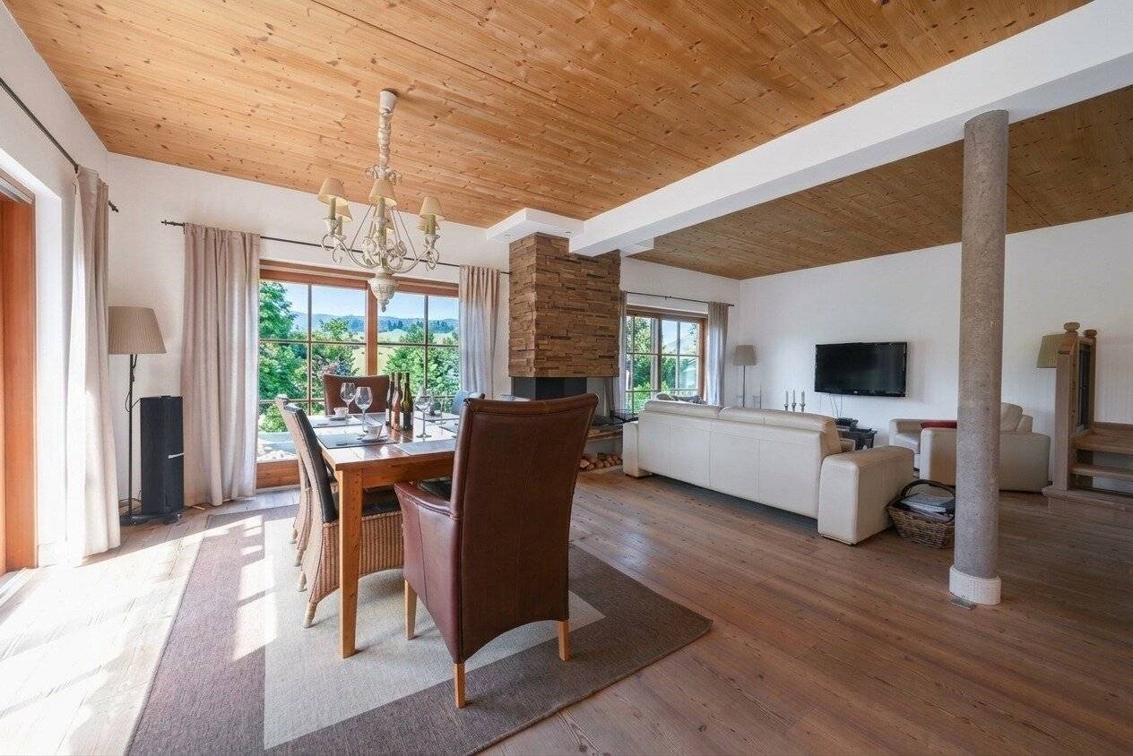 Exclusive family idyll in dream location: Spacious living with wellness oasis and distant view