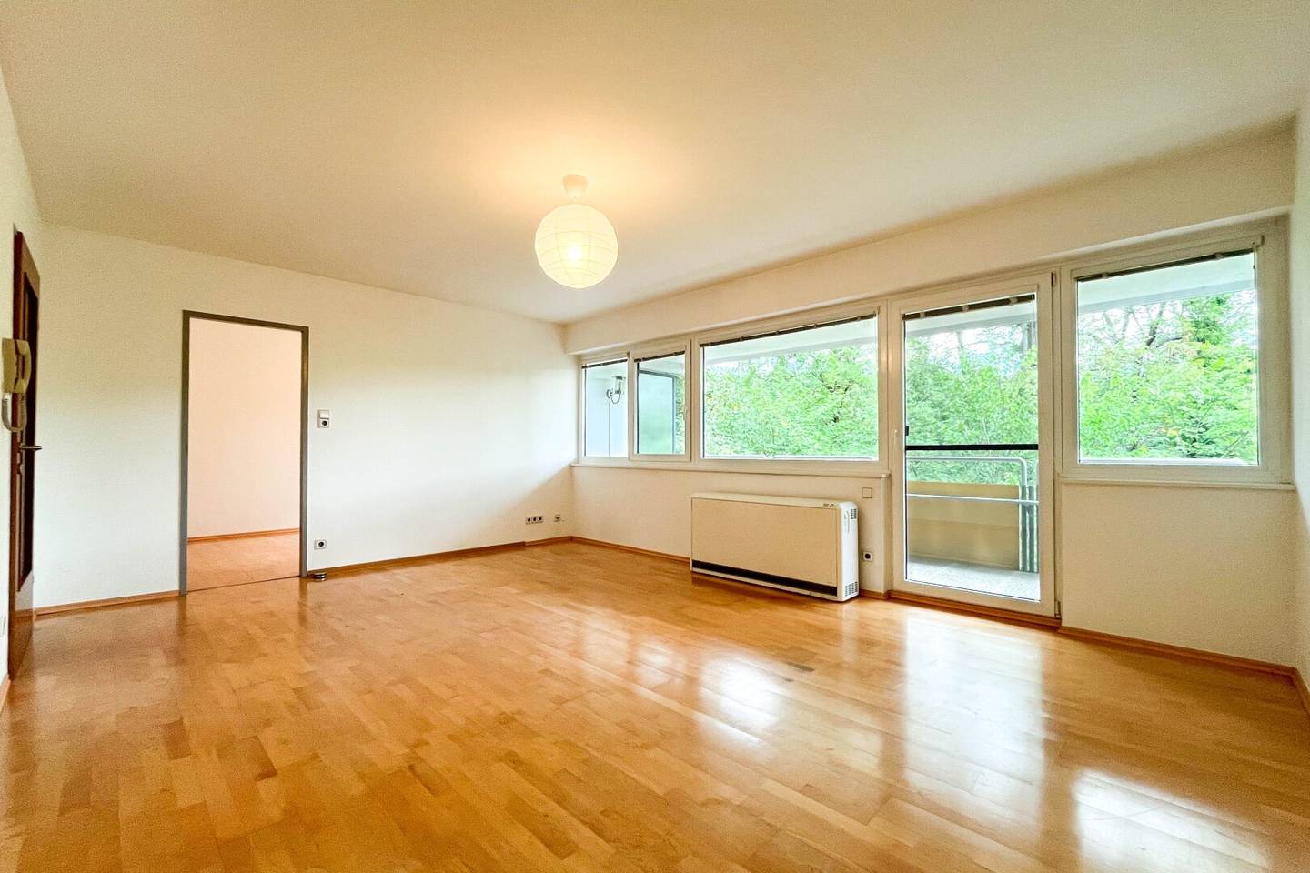 Attractive rental apartment in quiet green location opposite Schlosspark Laudon