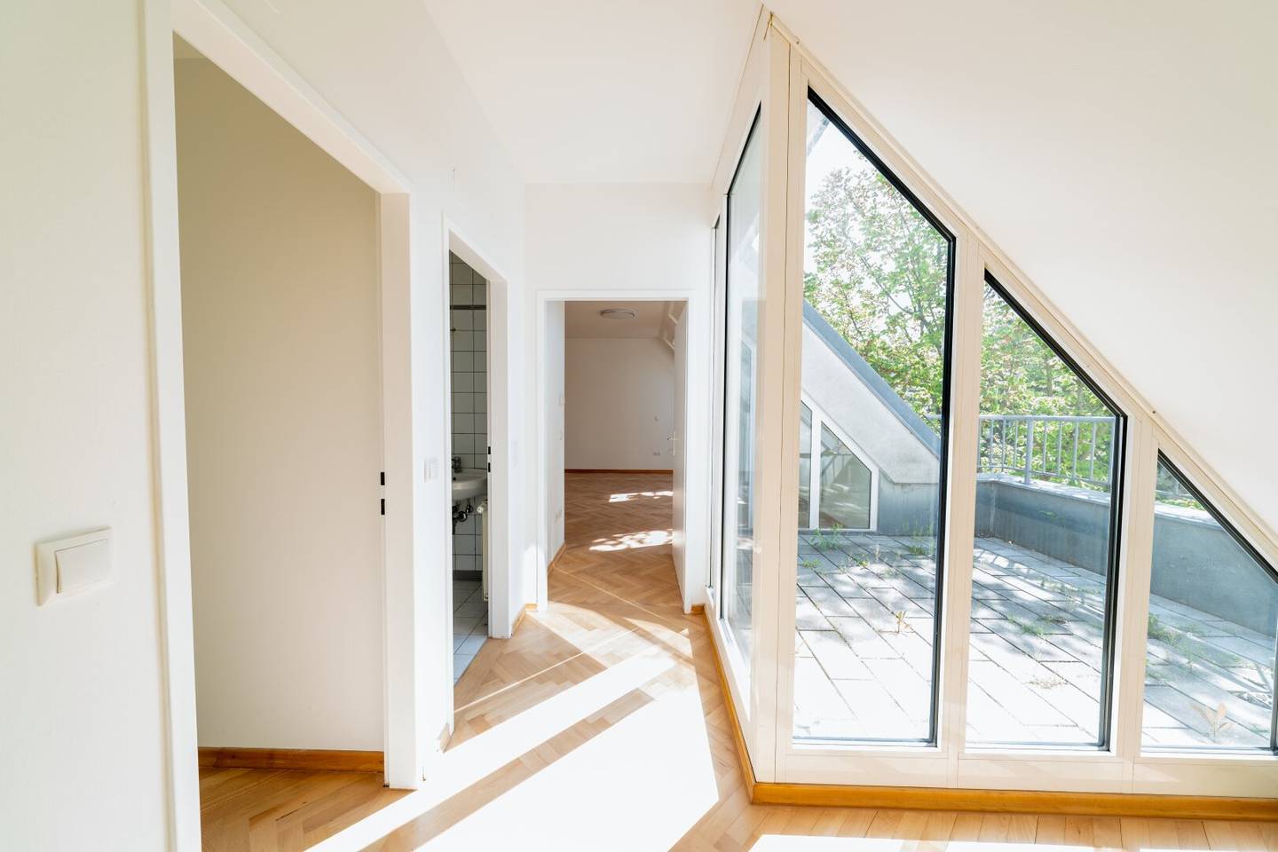 Quiet attic apartment with balcony and dreamlike communal roof terrace