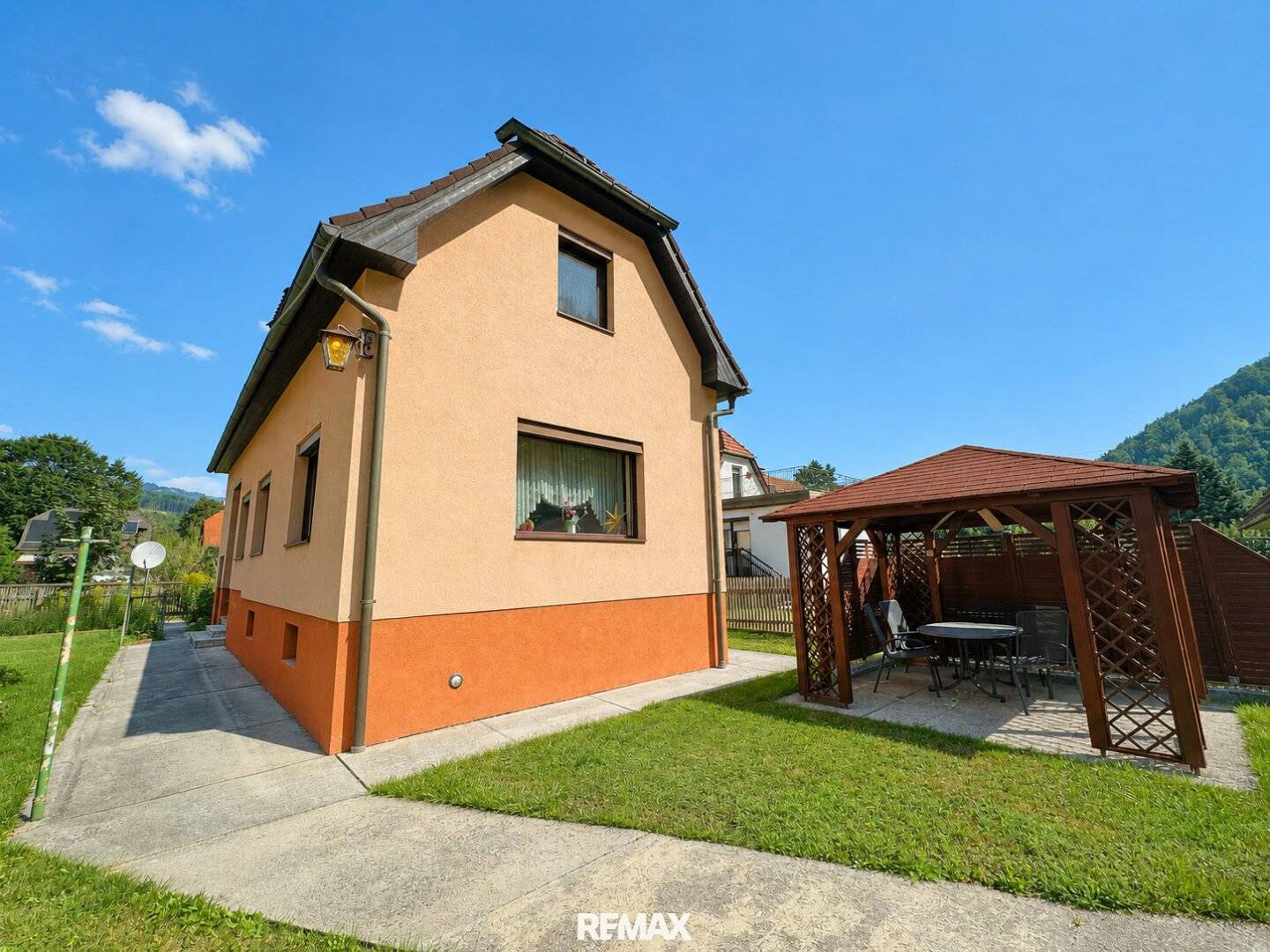 ***Schmuckes Einfamilienhaus in ruhiger Siedlungslage – Pool, Sauna, Werkstatt &amp; großes Nebengebäude***