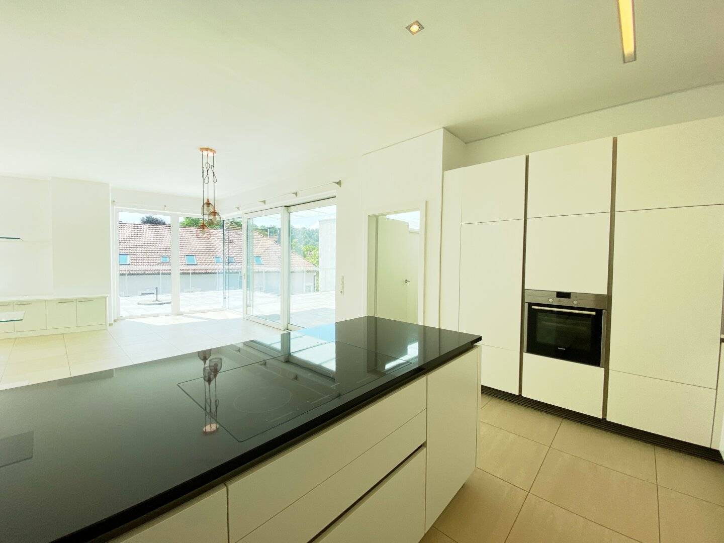 Sensational Penthouse: Quiet central location - large terrace - ceiling cooling