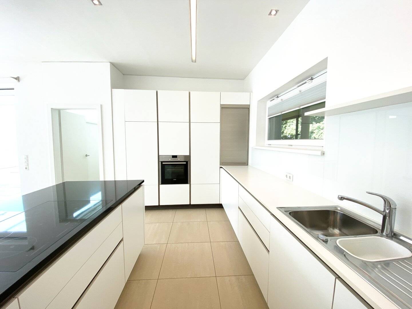 Sensational Penthouse: Quiet central location - large terrace - ceiling cooling