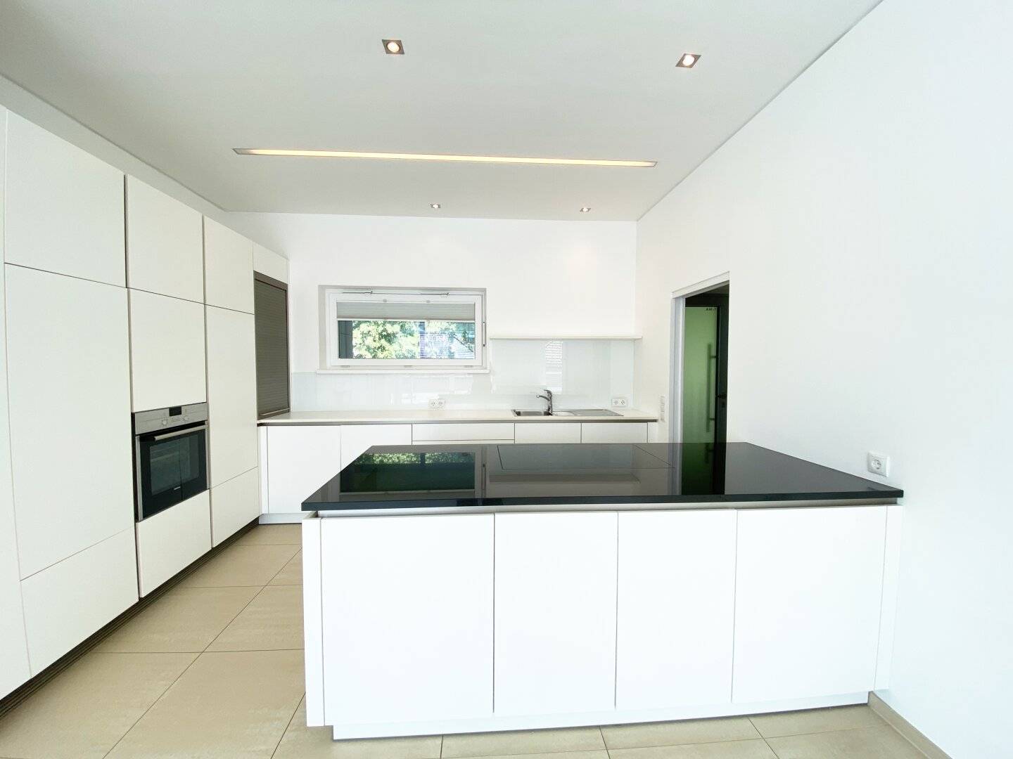 Sensational Penthouse: Quiet central location - large terrace - ceiling cooling