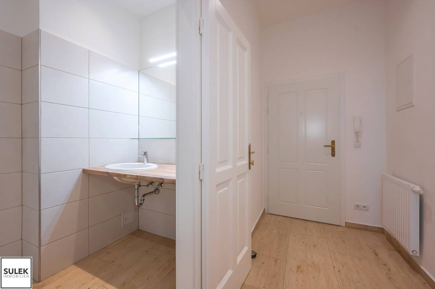 Kleeblattgasse 7: well-maintained 2-room historic apartment with separate kitchen in perfect city centre location (available immediately)